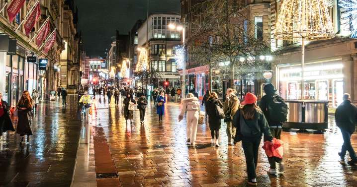 All the Christmas 2025 opening hours for B&M, Home Bargains, Primark and New Look