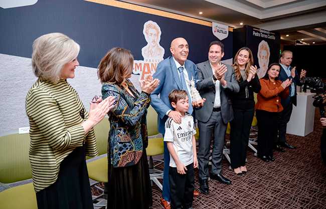 Entrega Javier Díaz Presea Manuel Acuña al productor Pedro Torres