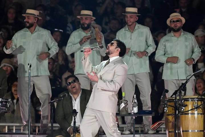 Bad Bunny brinda primer concierto en México con la vara alta y pone a perrear a miles