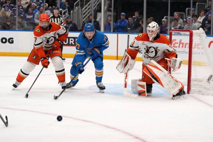 Ducks start strong, cruise past Blues