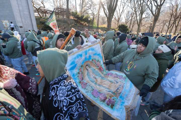 Mexicanos en Nueva York desafían el frío y al ICE para honrar a la Virgen de Guadalupe
