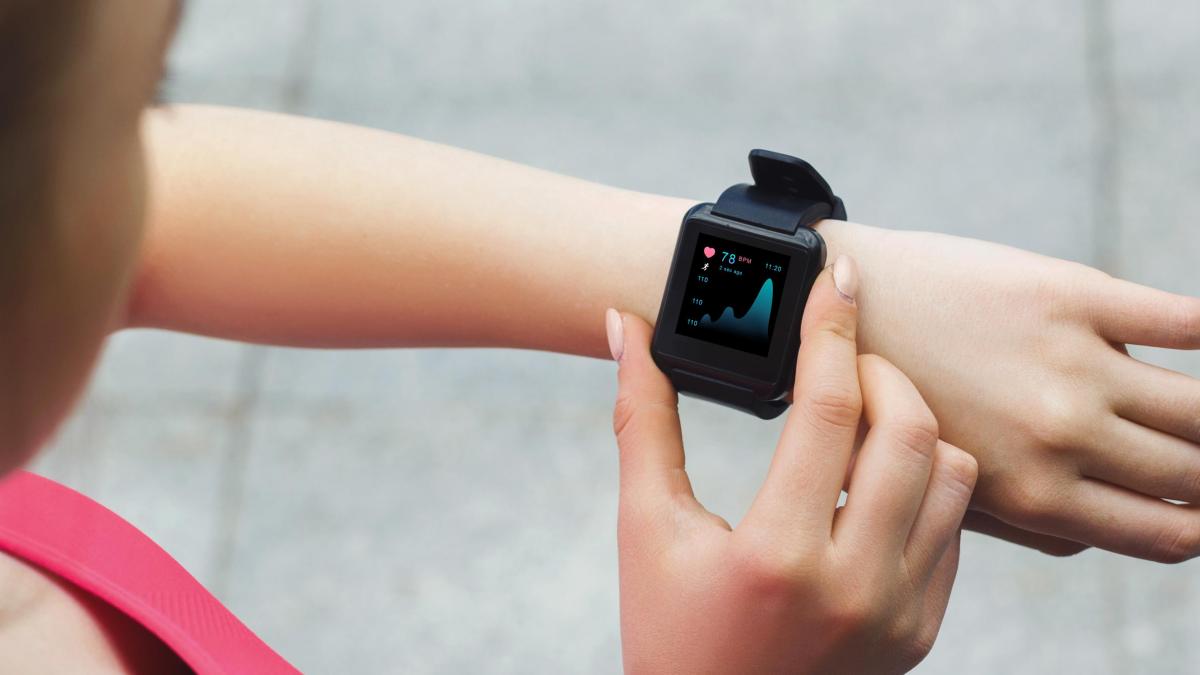 Corre, salta y recibe llamadas con este reloj inteligente perfecto para hacer deporte: ahora tiene un 68% de descuento