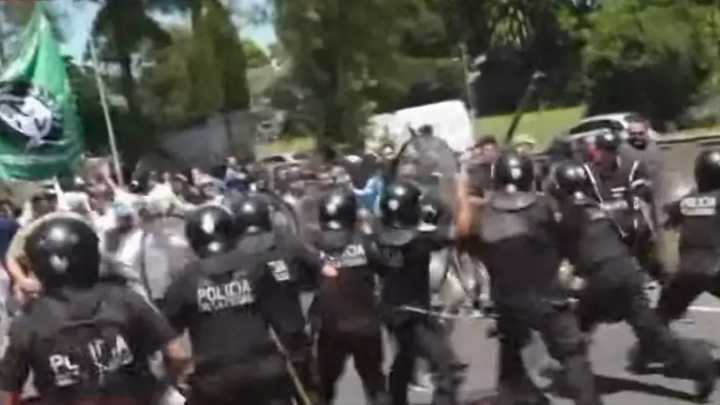 Represión policial a trabajadores del INTI durante una protesta sobre la General Paz