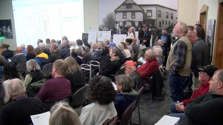 Cedarburg residents voice disapproval over proposed plan to build private pond