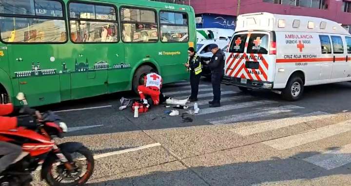 Madre e hija son embestidas por camión de la ruta 175A en Guadalajara; el chofer habría invadido el carril contrario
