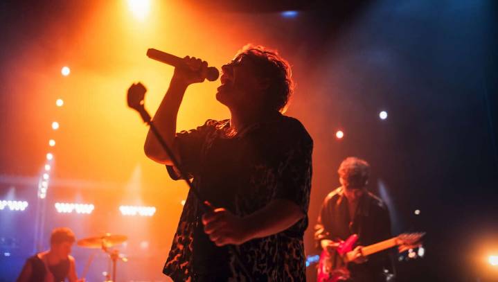 Innovative Worship Song Breaks New Ground By Having More Than 7 Different Words