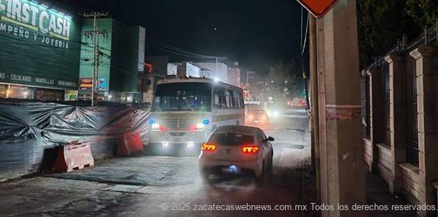 ACONDICIONAN CARRIL EN LA GARCÍA SALINAS EN GUADALUPE PARA DOBLE CIRCULACIÓN