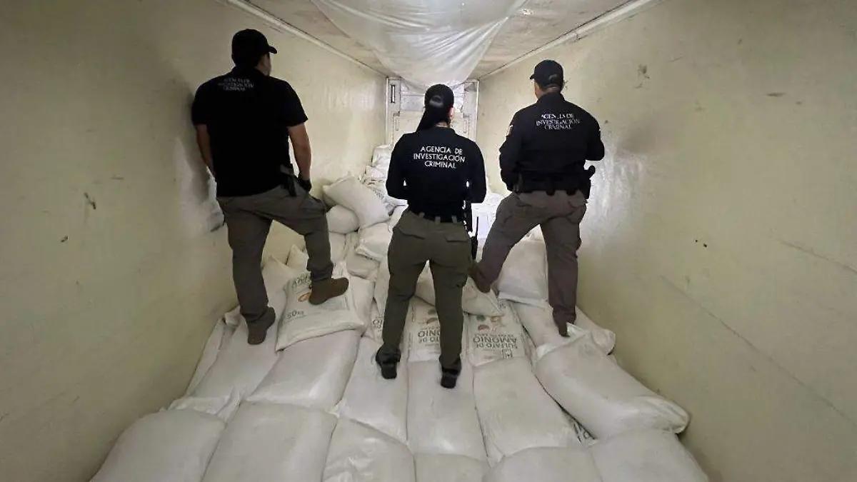Detienen a dos personas con 320 kilos de metanfetamina en un tractocamión en Los Mochis