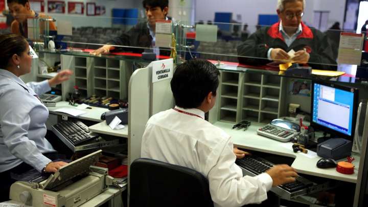 Proponen prohibir uso de celulares a trabajadores de entidades financieras