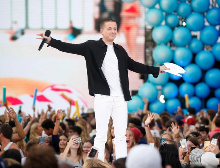 Award-winning pop star to sing national anthem at Super Bowl