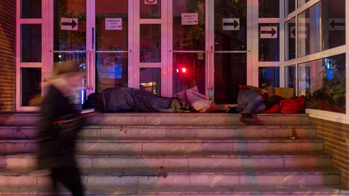 Récord en Barcelona: casi 2.000 personas duermen en las calles de la ciudad