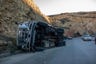 Otro tráiler que se vuelca en el bulevar 2000 en la zona del Cimarrón