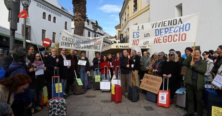 Los vecinos del Casco Histórico se unen en un 'free tour' contra la turistificación: "Nos echan de nuestros propios barrios"