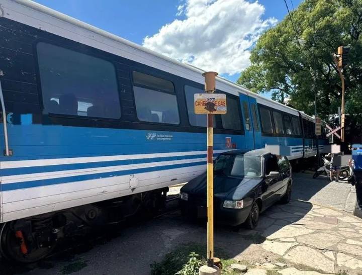 Un auto fue embestido por el Tren de las Sierras, en un paso a nivel de La Falda: no hubo personas lesionadas