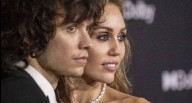 Miley Cyrus desata rumores de compromiso tras presumir anillo en alfombra roja