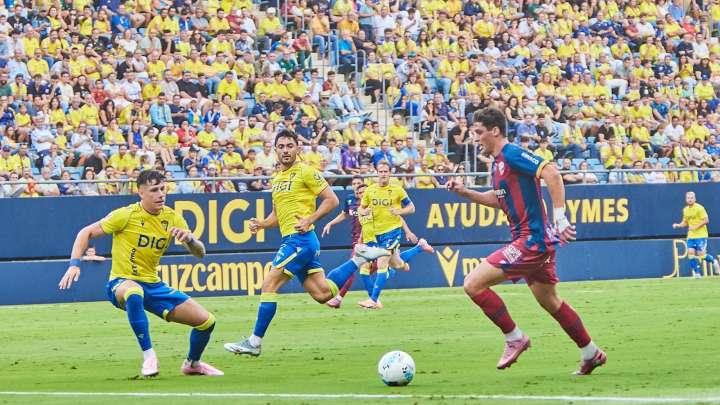 El próximo rival del Real Zaragoza: al muro amarillo le salen grietas