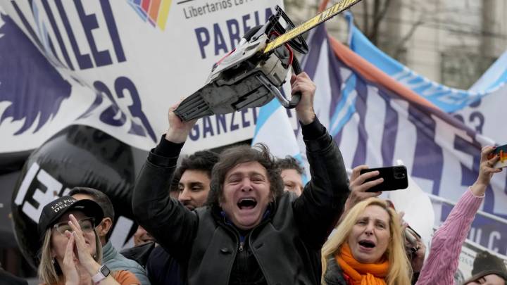 Dos años de motosierra: Milei supera la mitad de mandato en Argentina entre logros macroeconómicos y promesas incumplidas