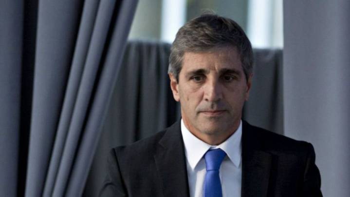 “Lo único que saben hacer”: Luis Caputo apuntó a un municipio por aumentar una tasa