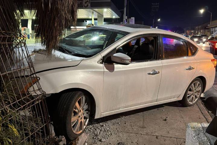 Choca contra base y es abandonado en el centro de Saltillo; tiene reporte de robo en Tamaulipas