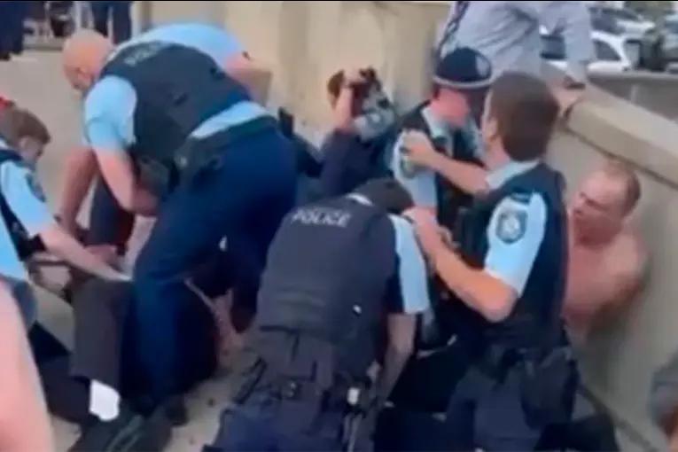 Video: heroico acto de un vecino que arriesgó su vida para desarmar a terrorista