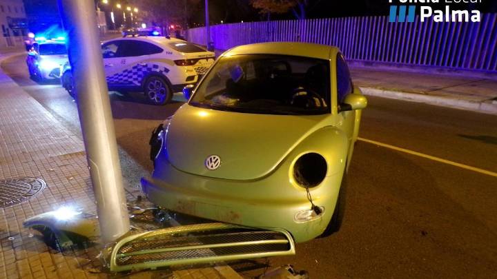 Investigado un conductor ebrio al estrellarse contra una farola