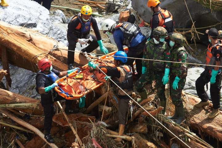 Más de un millar de muertos por las inundaciones y corrimientos de tierra en el sudeste asiático