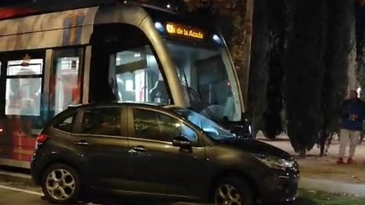 Una colisión entre el tranvía y un coche en Valdespartera obliga a cortar un tramo de la línea: "Es un clásico"