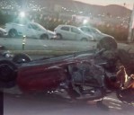 Volcadura y choque de un auto compacto