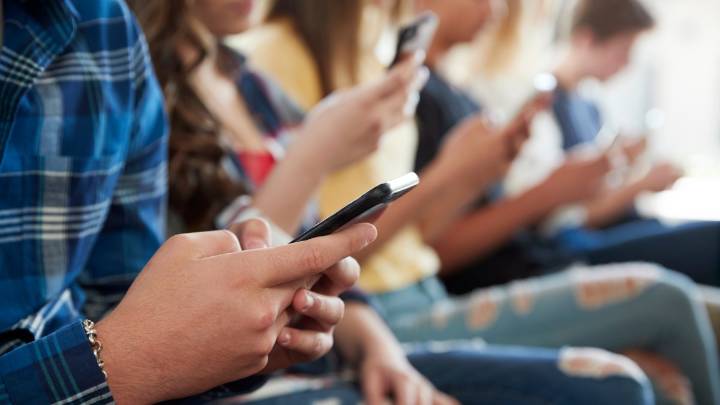 Mass. poll shows parents favor student cellphone crackdown