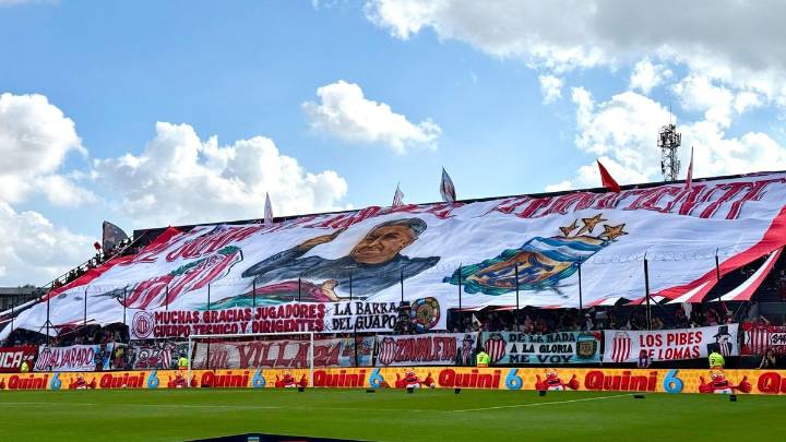La bandera gigante que Barracas Central desplegó en apoyo a Chiqui Tapia