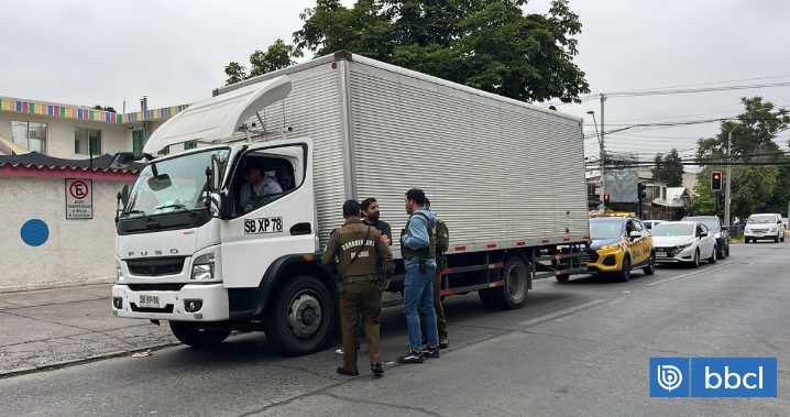 Robo de camión en Ñuñoa termina con persecución policial y cuatro detenidos en Macul