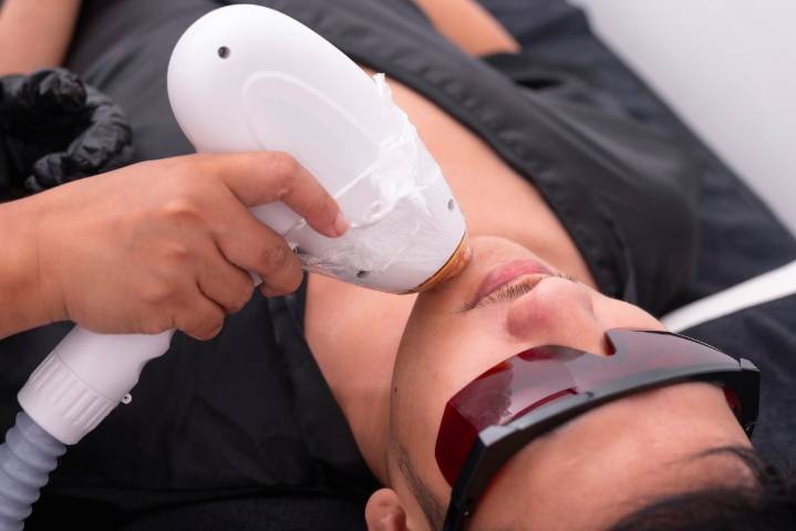 En 15 centros estéticos de NYC detectan graves violaciones: operan sin licencia y sin medidas mínimas de higiene