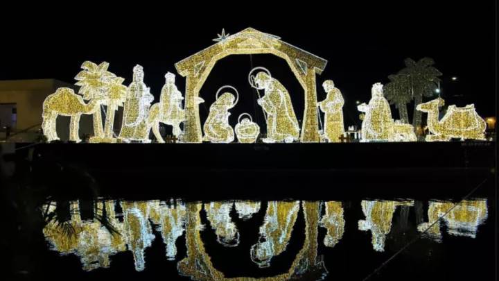 La ciudad colombiana que deslumbra con un pesebre navideño flotante en su alumbrado