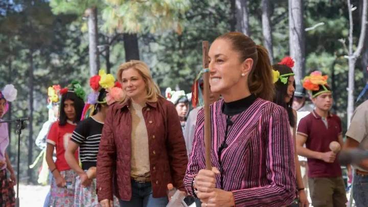 Entre la restitución y el rezago: Sheinbaum entrega tierras a los Ódamis en una sierra de caminos rotos