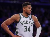Giannis estaría fuera hasta un mes por lesión