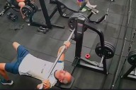 Una barra se le cayó encima y murió mientras hacía gimnasia