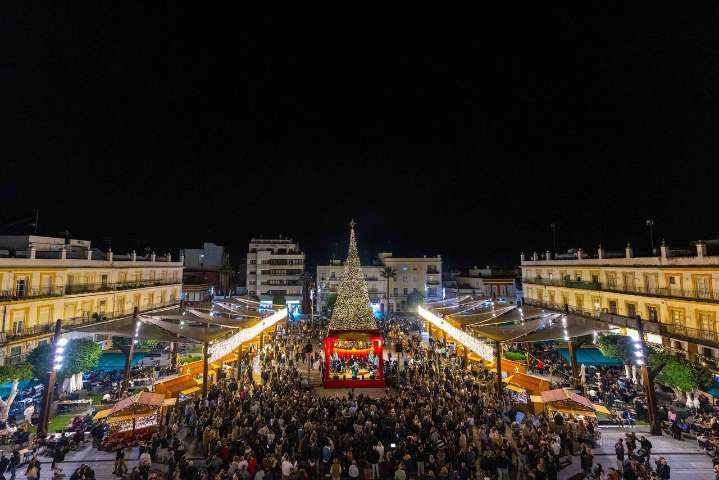 ‘Saborea Cádiz’ aterriza en la plaza del Rey con degustaciones y un showcooking de berza navideña