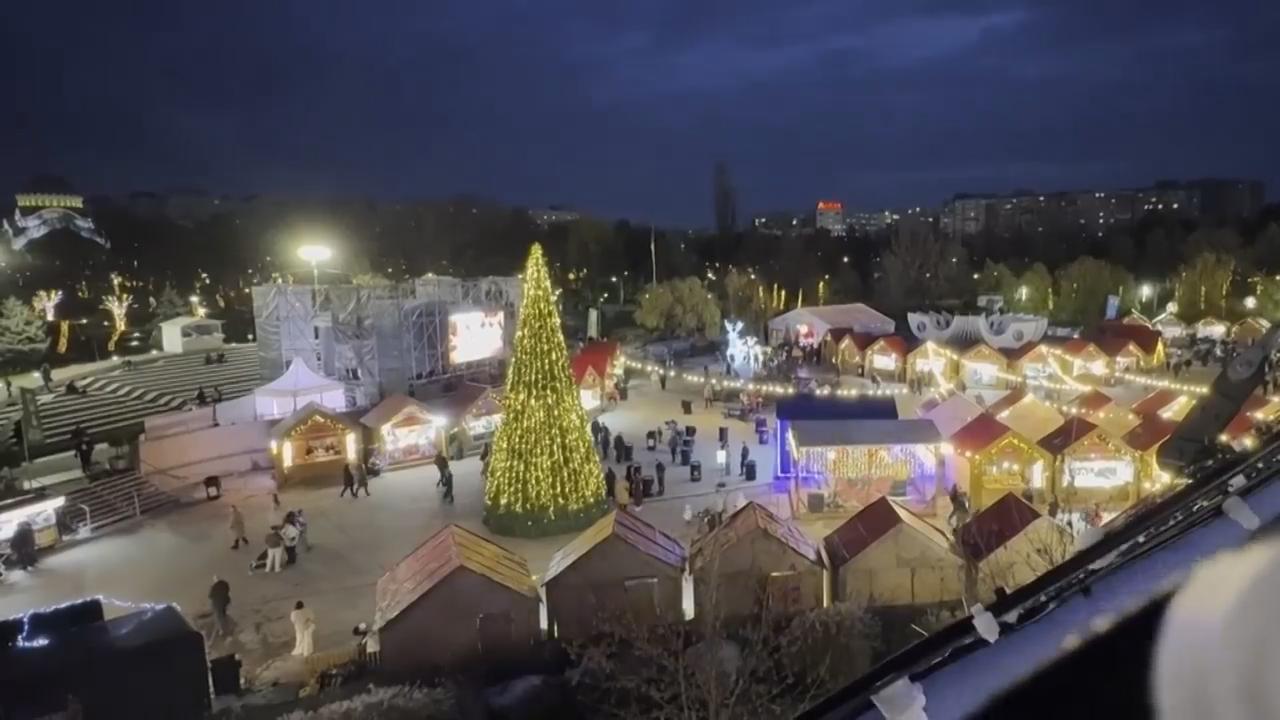Romanians enjoy Christmas market in Bucharest, despite ongoing austerity