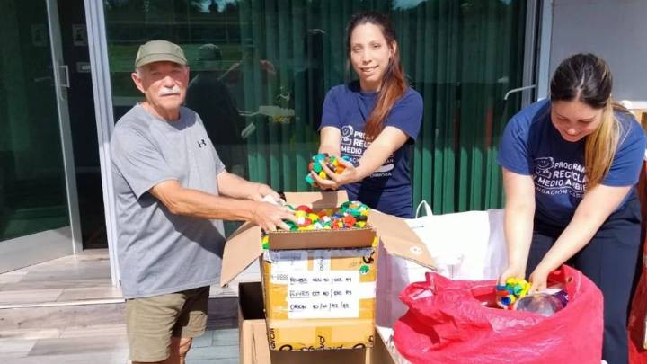 Rosario envió su primera gran carga solidaria al Garrahan: 160 mil tapitas para ayudar a niños de todo el país