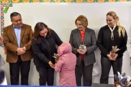 Entrega Estado chamarras a 214 estudiantes 