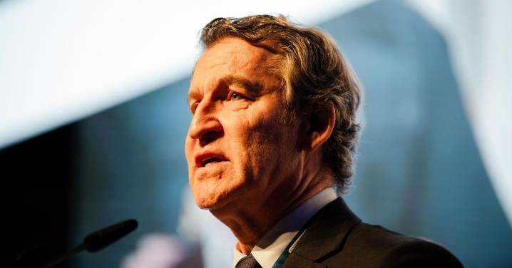 Feijóo destaca que defender la Constitución "es también conocerla" y apuesta por enseñarla en colegios "sin ideologías"