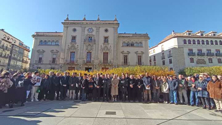 Jaén guarda tres sobrecogedores minutos de silencio por las dos adolescentes halladas muertas y en recuerdo del joven fallecido hace unos días en la capital