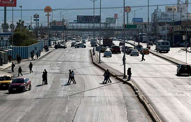 Familias exponen sus vidas al no usar puentes en Saltillo