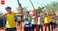 This Hidma's bow & arrow shoots at straw targets