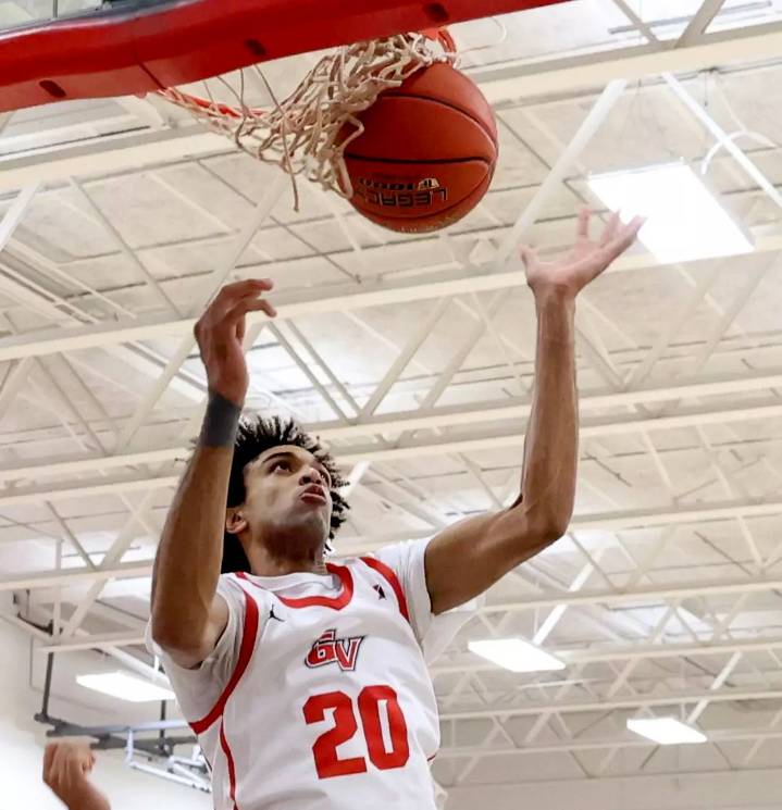 Sudbury Five sign forward Cecil Lee