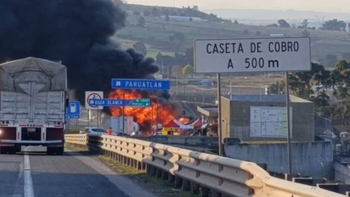 Incendio de pipas con combustible paraliza la autopista México