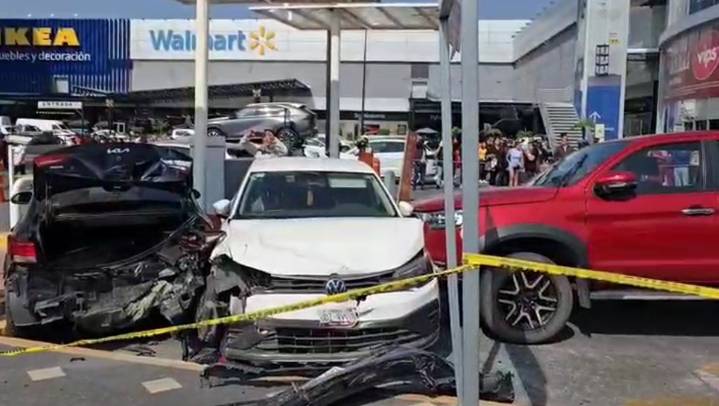 Megacarambola en Vía Atlixcáyotl causa atropellamiento y muerte de una mujer en Vía San Ángel