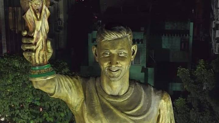 Calcuta inaugura la estatua más alta del mundo de Leo Messi