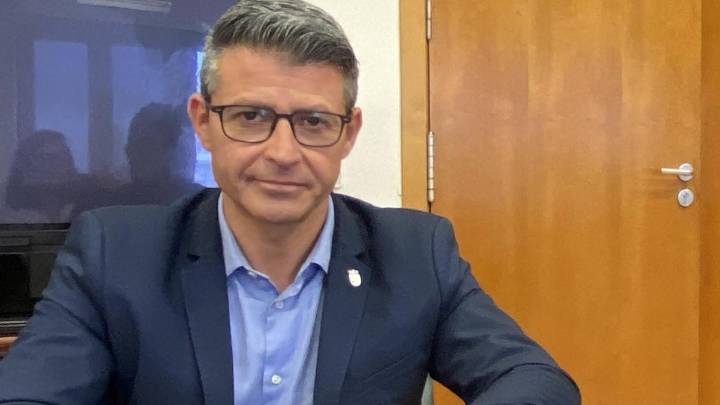 El alcalde de Almussafes acusado de acoso deja sus cargos en el PSPV pero sigue de primer edil