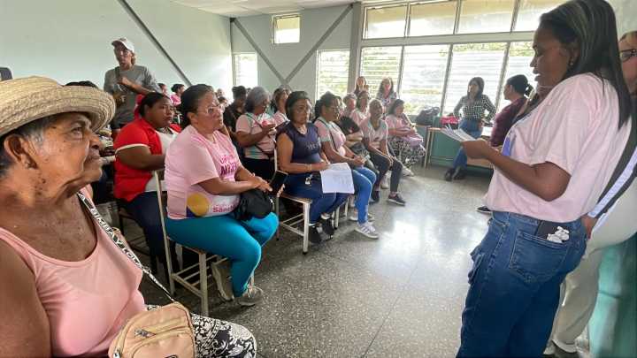 Revenga impulsa la Constituyente de Mujeres